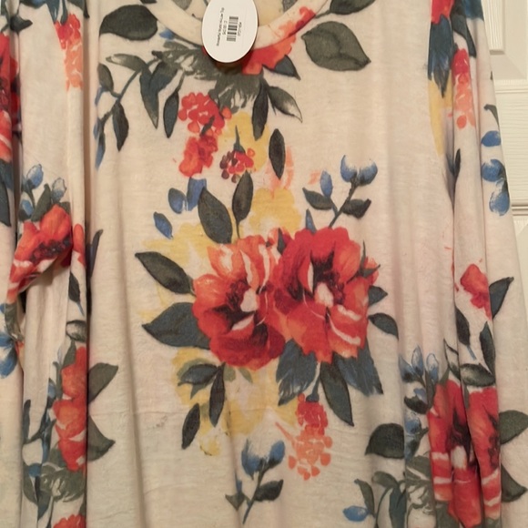 Hi-low top. - Picture 2 of 2